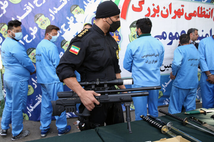 دستگیری عامل آدمربایی در غرب تهران/سارق موتورسیکلت با اسلحه قلابی دستگیر شد