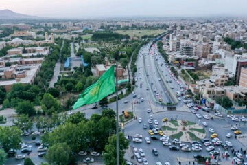  اهتزاز پرچم بارگاه امام رضا (ع) در بوستان مردم همدان