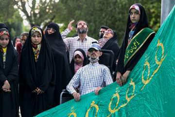 آیین اهتزاز پرچم بارگاه امام رضا (ع) در بوستان مردم همدان