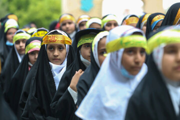 آیین اهتزاز پرچم بارگاه امام رضا (ع) در بوستان مردم همدان