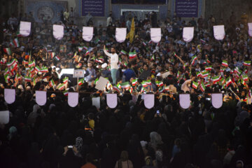 Iran : des centaines de familles se donnent rendez-vous pour chanter « Salut, Commandant » à Semnan au centre