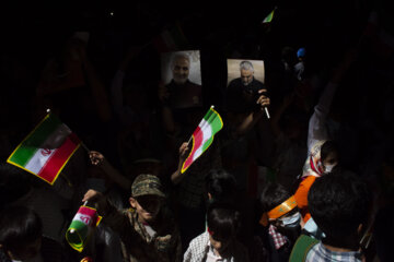 Iran : des centaines de familles se donnent rendez-vous pour chanter « Salut, Commandant » à Semnan au centre