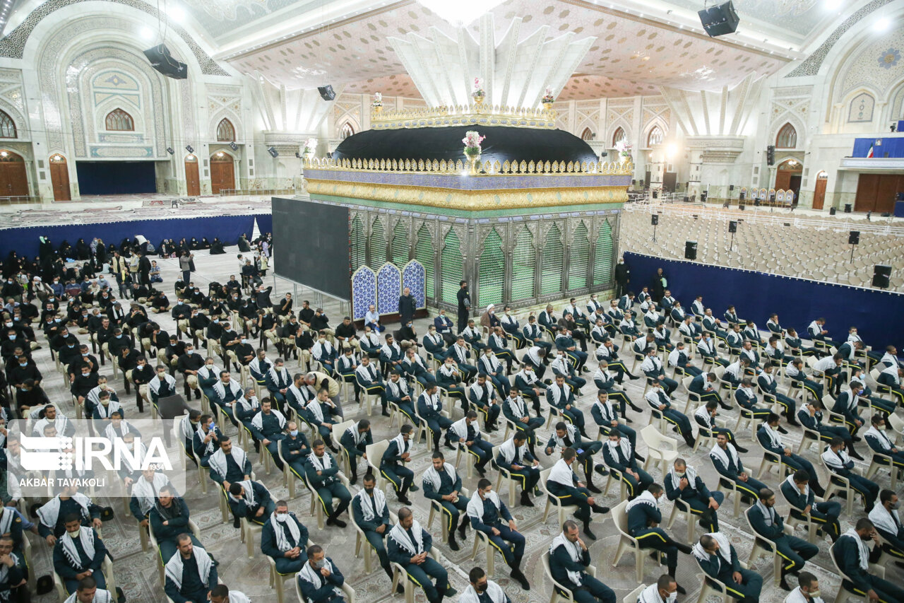 عاشقان روح الله در حرم امام خمینی منتظر آغاز سخنان گهربار رهبر معظم انقلاب هستند