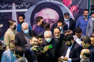 «محمدجواد ظریف» وزیر سابق امور خارجه در مراسم وداع با پیکر حجت الاسلام دعایی