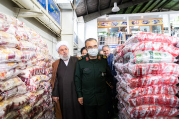 بازدید سردار «اسدالله حاجی‌زمانی» معاون هماهنگ‌کننده قرارگاه سازندگی‌ خاتم‌الانبیاء (ص) از مراحل بسته بندی ۳۱ هزار بسته کمک‌معیشتی