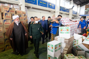 بازدید سردار «اسدالله حاجی‌زمانی» معاون هماهنگ‌کننده قرارگاه سازندگی‌ خاتم‌الانبیاء (ص) از مراحل بسته بندی ۳۱ هزار بسته کمک‌معیشتی