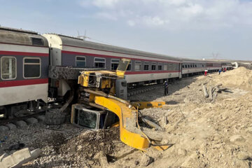 اطلاعیه راه آهن درباره برخورد قطار مسافری مشهد- یزد با بیل مکانیکی