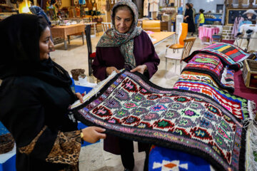 Iran : Tapis Kilim fait main, l’art des femmes de la région de Bouine-Zahra au centre 