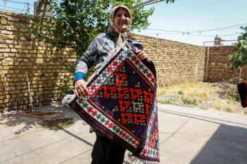 Iran : Tapis Kilim fait main, l’art des femmes de la région de Bouine-Zahra au centre 