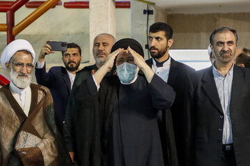  İran İslam Cumhuriyeti Cumhurbaşkanı İbrahim Reisi 24. eyalet ziyaretinde Perşembe sabah saatlerinde Şehrekürd Uluslararası havaalanına ayak bastı. Reisi Çarmahal ve Bahtiyari eyaleti ziyaretinde farklı kesimlerle görüştü