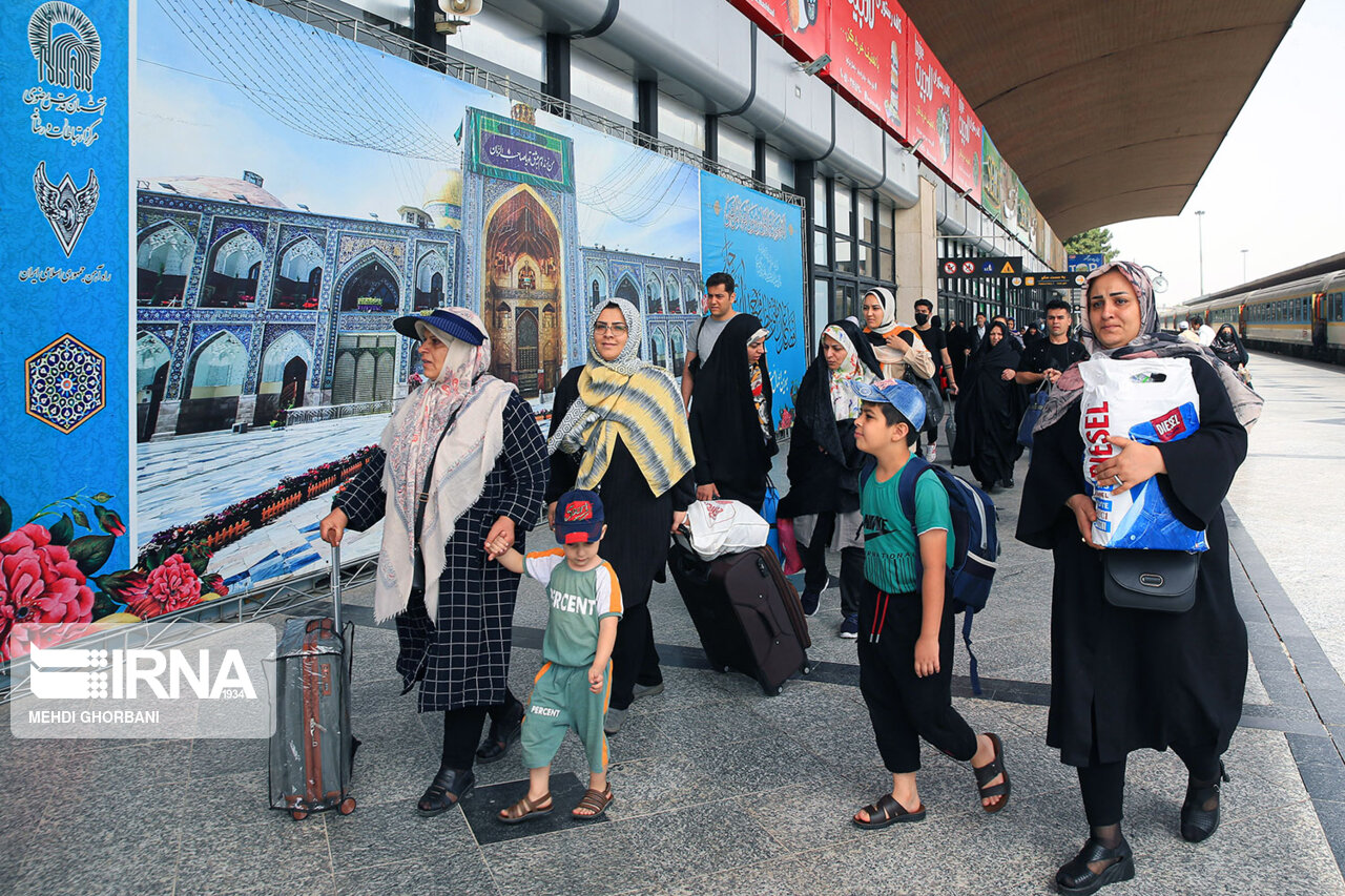ایستگاههای استقبال از زائر در مبادی ورودی مشهد برپا شد