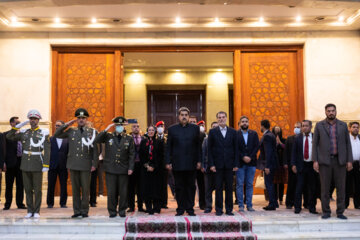 Venezuela Devlet Başkanı Nicolas Maduro'dan İran İslam Cumhuriyeti Devleti'nin Kurucu Lideri İmam Humeyni'ye saygı duruşu