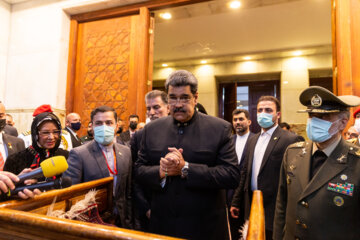 El presidente de Venezuela rinde homenaje al fundador de la República Islámica de Irán