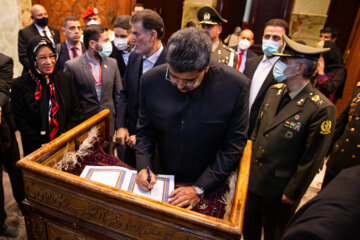 وینزویلا کے صدر نے حضرت امام خمینی (رہ) سے خراج عقیدت پیش کی