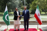 ایران اور پاکستان کے وزرائے خارجہ کے درمیان ملاقات کے مناظر
