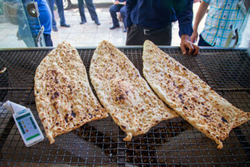 کسر سهمیه آرد ۶۰ درصد نانوایی‌های متخلف کردستان؛ دودی که به چشم مردم می‌رود
