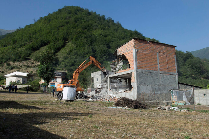 ستونهای سنگی و سیمانی جایگزین درختان/ وجود ۲۳ هزار باغویلا تنها در حریم مشهد