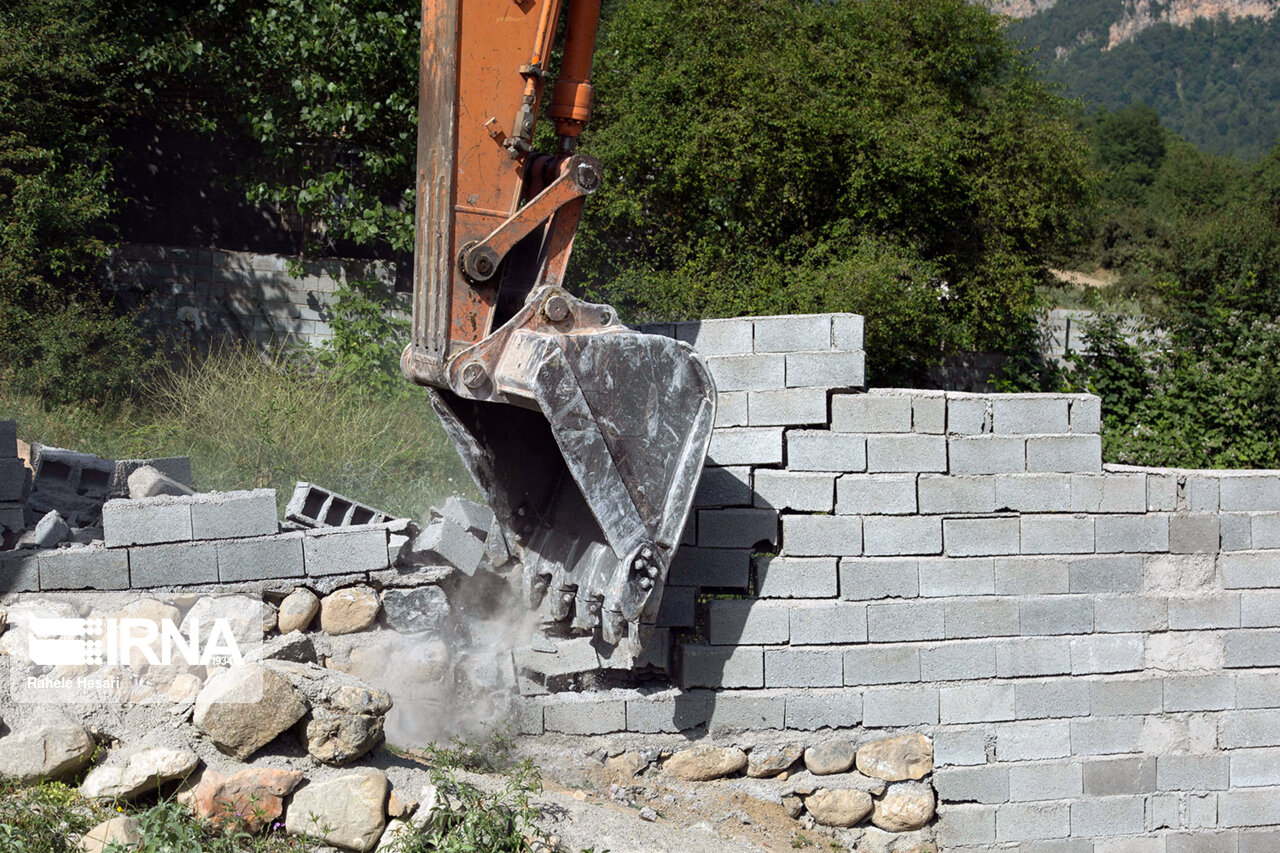 ۶ مورد ساخت و ساز غیرمجاز در بروجرد تخریب شد