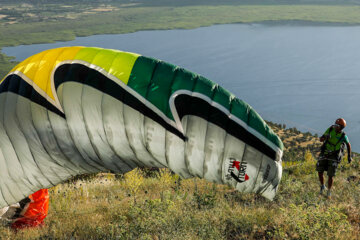 Une compétition internationale de précision d’atterrissage de parapente dans l’ouest de l’Iran 