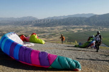 Une compétition internationale de précision d’atterrissage de parapente dans l’ouest de l’Iran 