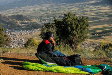 Une compétition internationale de précision d’atterrissage de parapente dans l’ouest de l’Iran 