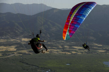 Une compétition internationale de précision d’atterrissage de parapente dans l’ouest de l’Iran 