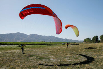 Une compétition internationale de précision d’atterrissage de parapente dans l’ouest de l’Iran 