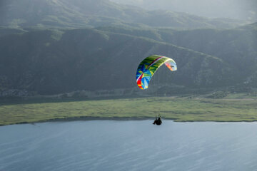 Une compétition internationale de précision d’atterrissage de parapente dans l’ouest de l’Iran 