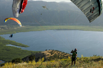 Une compétition internationale de précision d’atterrissage de parapente dans l’ouest de l’Iran 