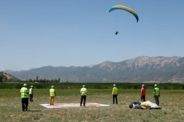 Une compétition internationale de précision d’atterrissage de parapente dans l’ouest de l’Iran 