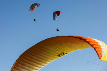 Une compétition internationale de précision d’atterrissage de parapente dans l’ouest de l’Iran 