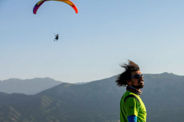 Une compétition internationale de précision d’atterrissage de parapente dans l’ouest de l’Iran 