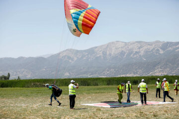 Une compétition internationale de précision d’atterrissage de parapente dans l’ouest de l’Iran 