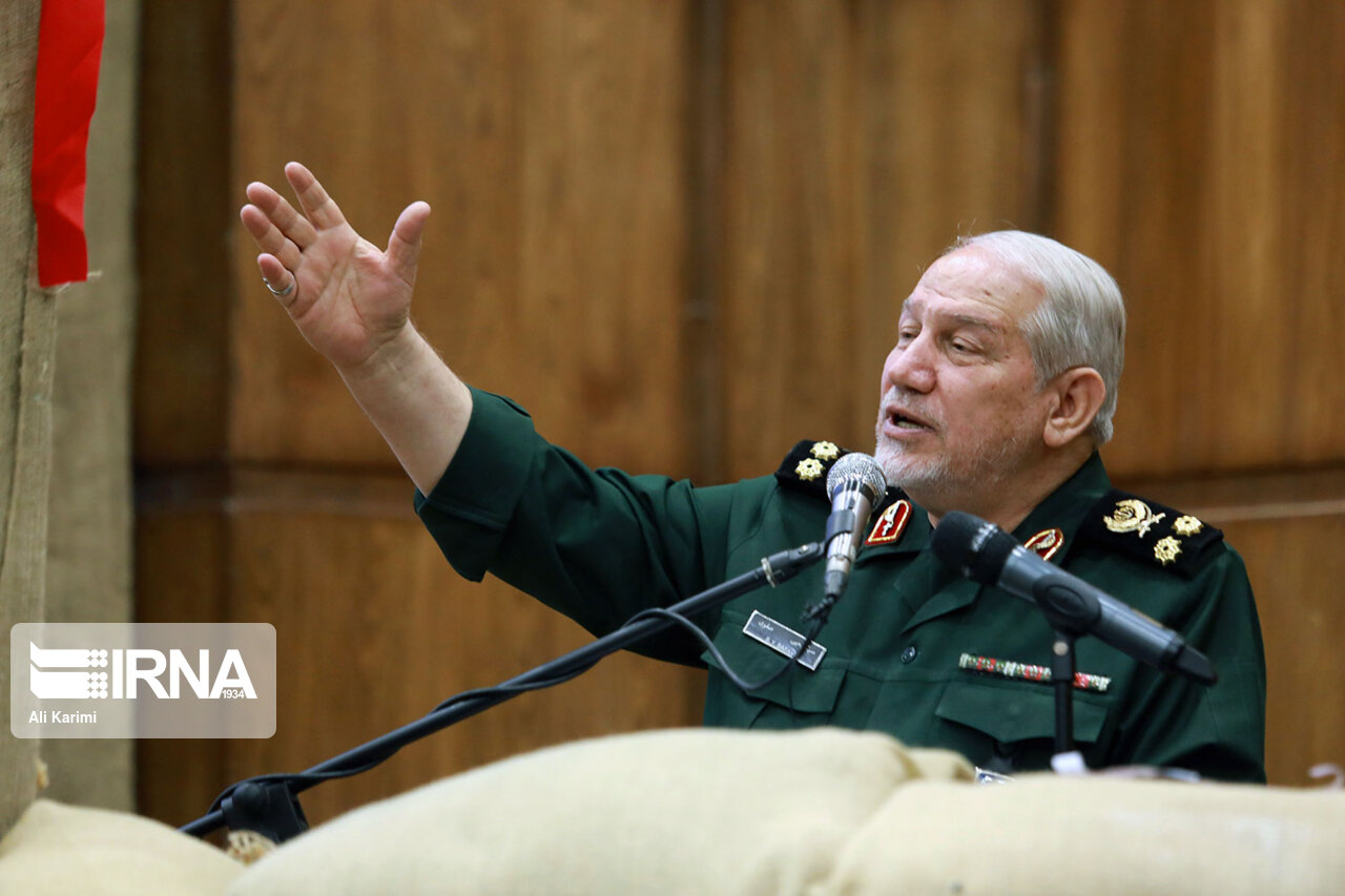 سرلشکر صفوی: دشمنان میان امنیت و رسانههایشان باید یکی را انتخاب کنند سرلشکر صفوی: دشمنان میان امنیت و رسانههایشان باید یکی را انتخاب کنند