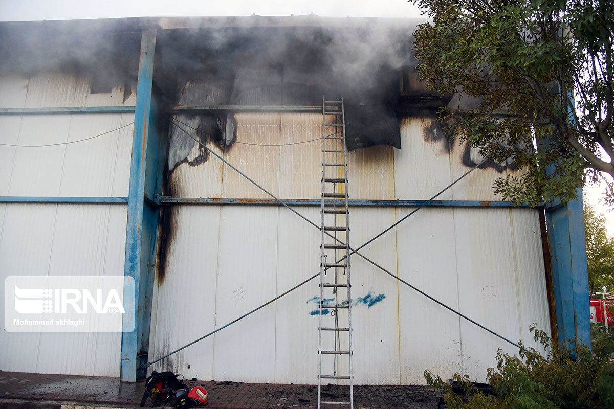 آتش سوزی در شهرک صنعتی شمس آباد مهار شد