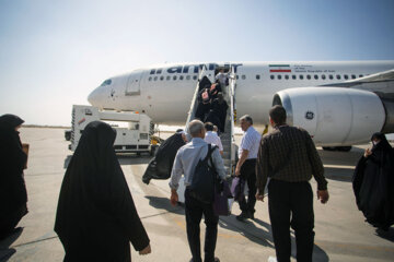 İsfahan Şehit Beheşti Havaalanından Hac ziyaretçilerinin yolculuğu gerçekleşiyor. İran’ın İsfahan ve aynı zamanda Çarhamahal ve Bahtiyari halkı Vahiy topraklarına yola çıkmak üzere uçaklara biniyorlar.