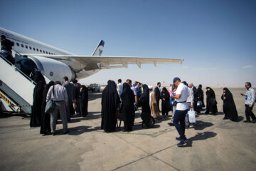 İsfahan Şehit Beheşti Havaalanından Hac ziyaretçilerinin yolculuğu gerçekleşiyor. İran’ın İsfahan ve aynı zamanda Çarhamahal ve Bahtiyari halkı Vahiy topraklarına yola çıkmak üzere uçaklara biniyorlar.