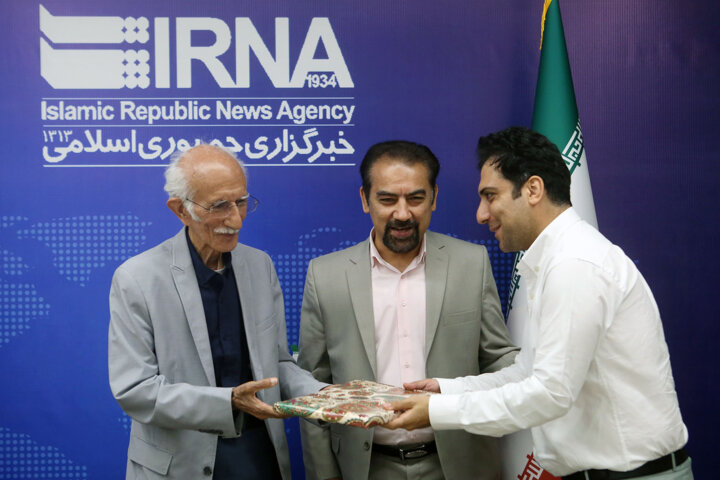 غلامحسین امیرخانی: خوشنویسی تجسم اعتدال و زیبایی است/ نیازمند نهاد مدنی در کشور هستیم