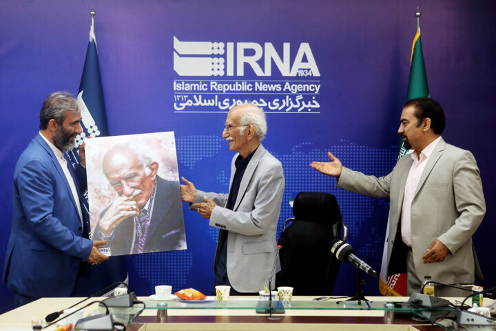 غلامحسین امیرخانی: خوشنویسی تجسم اعتدال و زیبایی است/ نیازمند نهاد مدنی در کشور هستیم