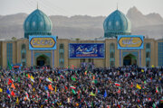 Aufführung der Hymne „Hallo Kommandeur“ in der heiligen Moschee von Jamkaran