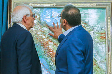ایران کے دورے پر آئے ہوئے جوزف بورل کی ایڈمیرل شمخانی سے ملاقات
