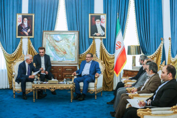 El jefe de política exterior de la UE se reúne con el secretario del Consejo Supremo de Seguridad Nacional iraní en Teherán