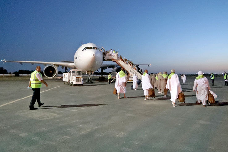 حجاج با ۱۵ پرواز از فرودگاه اهواز در حال اعزام به مدینه هستند حجاج با ۱۵ پرواز از فرودگاه اهواز در حال اعزام به مدینه هستند
