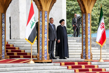 Le président Raïssi reçoit officiellement Al-Kazimi à Téhéran