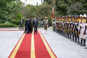 Le président Raïssi reçoit officiellement Al-Kazimi à Téhéran