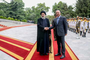 El primer ministro iraquí, recibido oficialmente en Teherán 