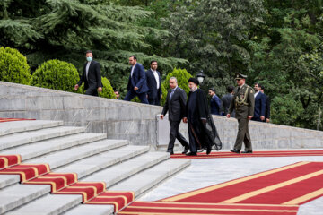 Le président Raïssi reçoit officiellement Al-Kazimi à Téhéran