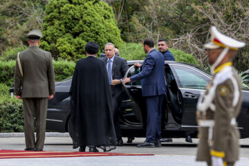 El primer ministro iraquí, recibido oficialmente en Teherán 