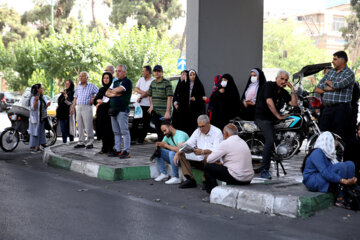 خانواده داوطلبان کنکور سراسری ۱۴۰۱ در اطراف دانشگاه امیرکبیر