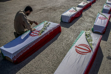 Les restes de 35 martyrs nouvellement récupérés ont été renvoyés en Iran depuis le poste frontière de Shalamcheh avec l'Irak